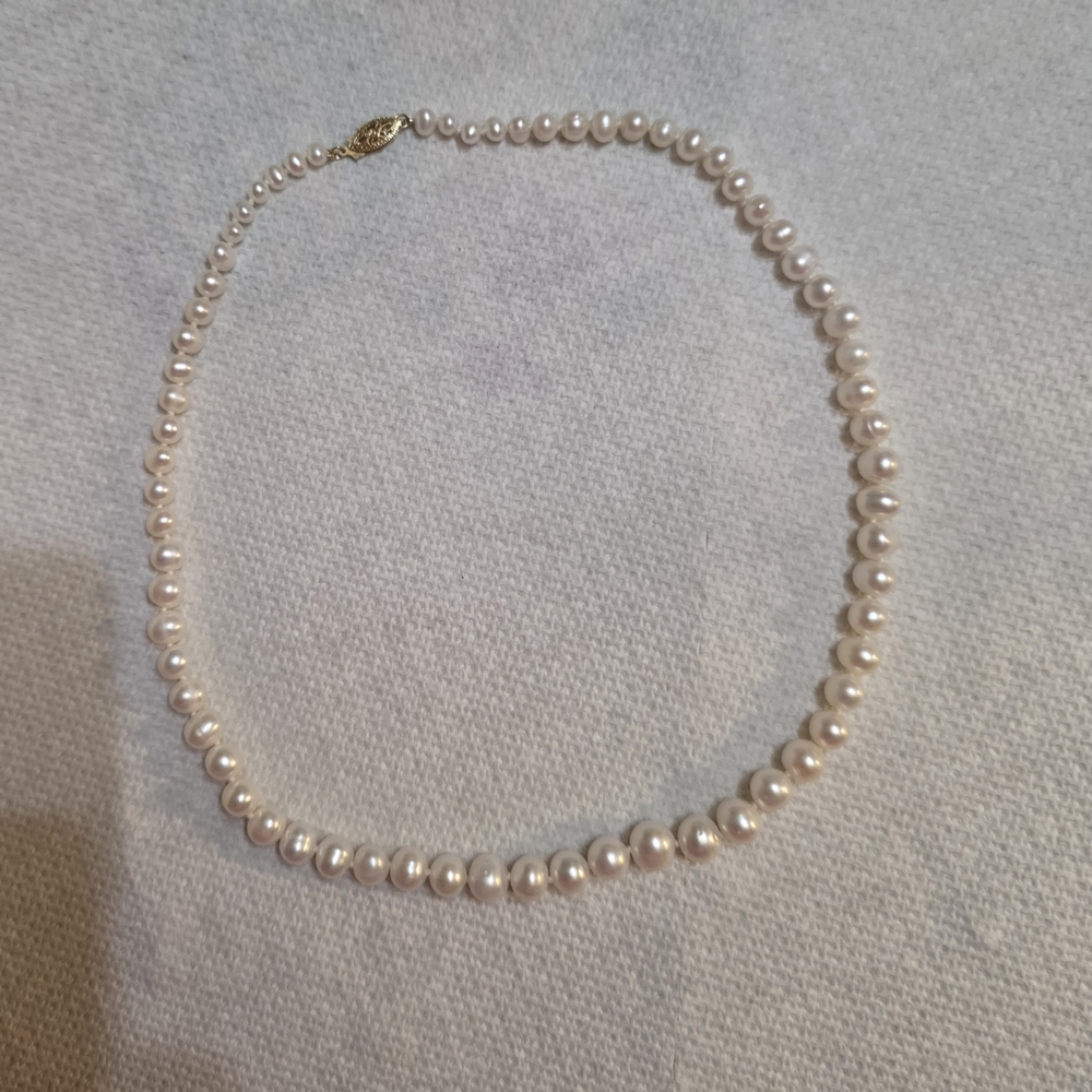 Elegant Fresh Water Pearl Chocker Necklace with 14k Yellow Gold Clasp - Picture 4 of 9